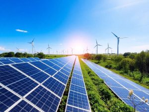 Peisaj cu panouri solare și turbine eoliene.